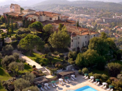 The hotel Chateau Saint Martin and Spa in the South of France seen from above with beautiful swimming pool