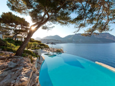 The swimming pool of the Hotel Roches Blanches in Cassis overlooking the Mediterranean