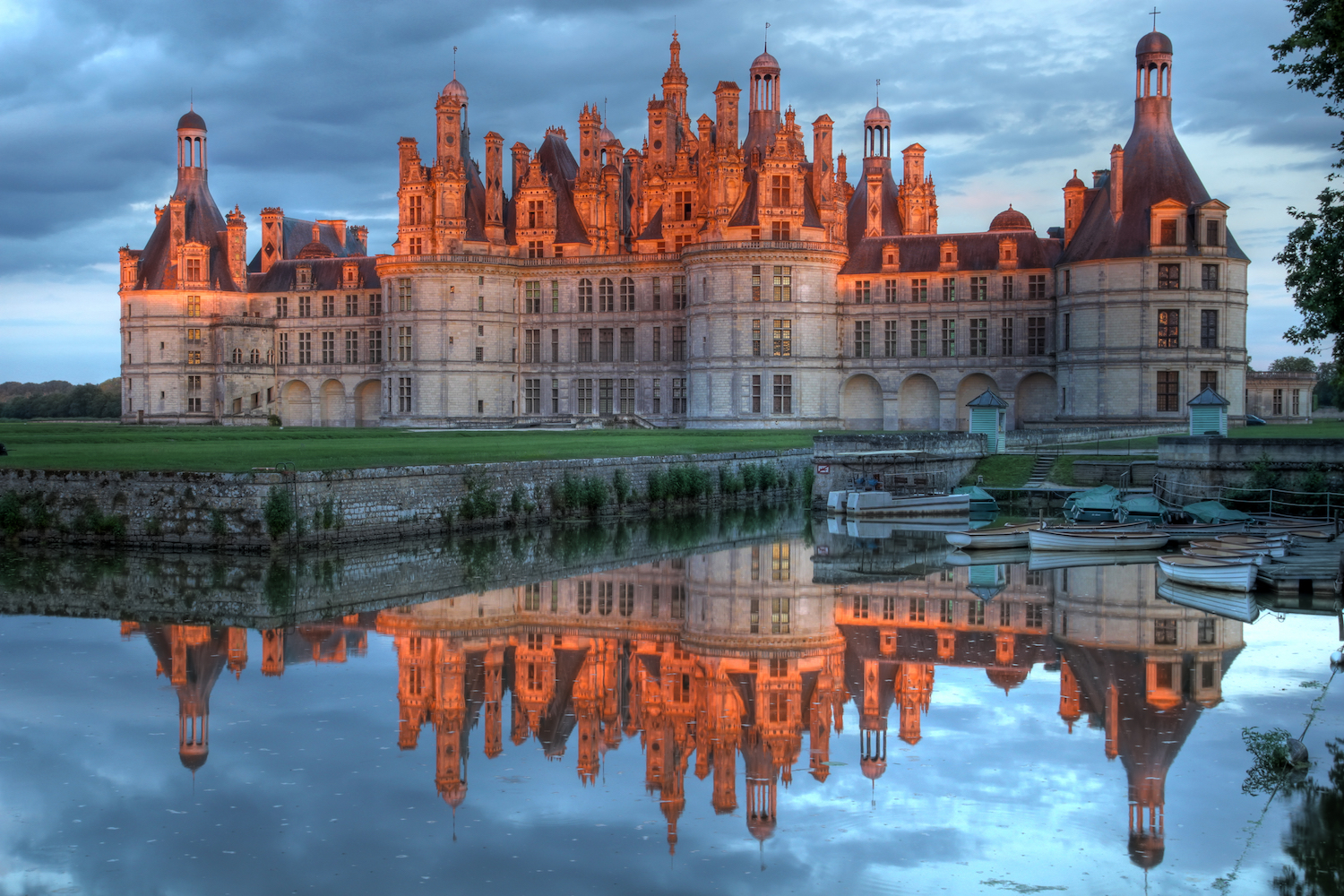 Breathtaking view of the Loire Valley in France, showcasing its iconic châteaux, vineyards, and timeless French elegance.