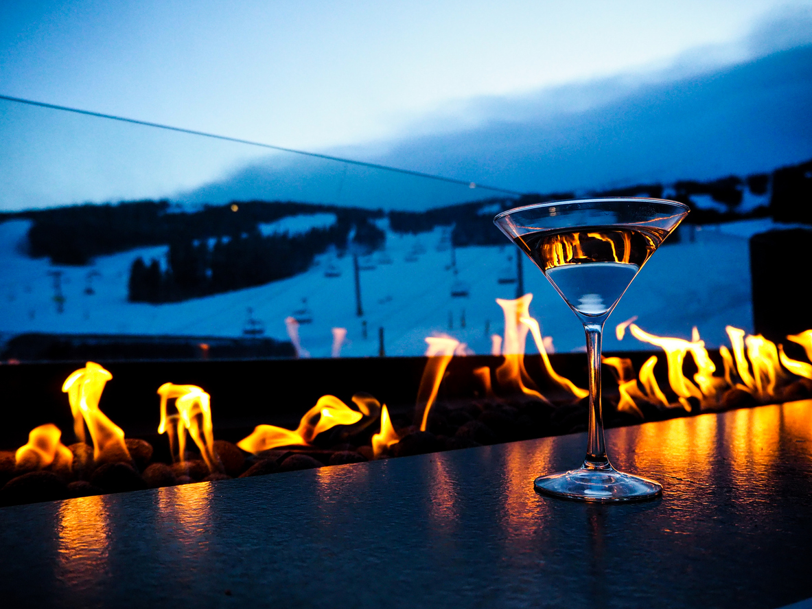 Elegant après-ski experience in the French Alps featuring cozy mountain lounges, warm ambiance, winter cocktails, and guests enjoying the luxury alpine atmosphere after a day on the slopes.